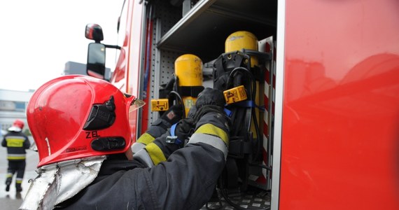 Ewakuowani mieszkańcy Żyrardowa na Mazowszu mogą wracać do swoich domów. Kilka godzin trwało usuwanie skutków uszkodzenia gazociągu na ulicy Wyspiańskiego. Strażacy cały czas monitorowali poziom stężenia gazu w studzienkach kanalizacyjnych i w budynkach. Według nich nie ma już zagrożenia wybuchem. Informację o ewakuacji dostaliśmy na Gorącą Linię RMF FM.