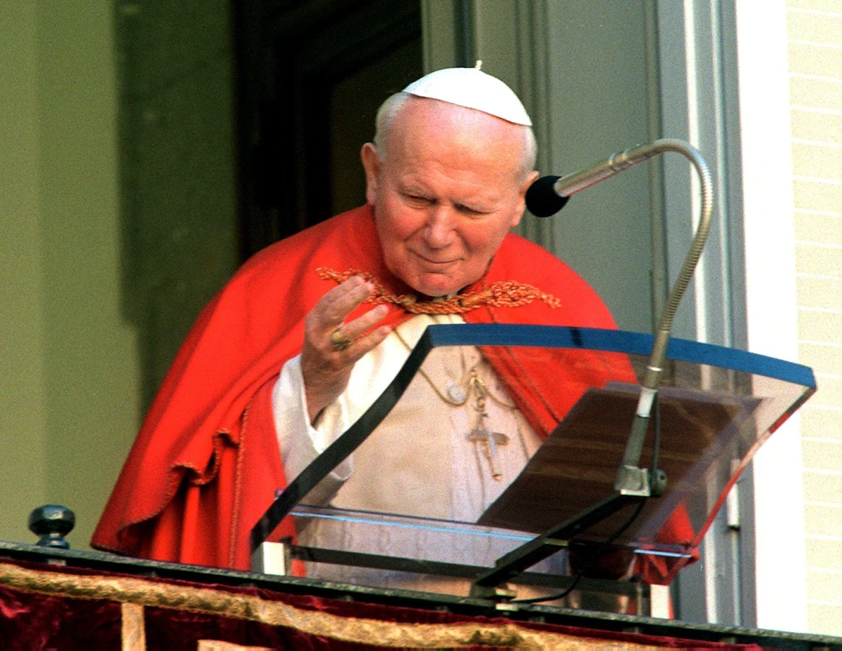 Przez przypadek pracownicy krakowskiego Muzeum Lotnictwa Polskiego odkryli, że mają w swoich zbiorach śmigłowiec, którym latał Jan Paweł II podczas pielgrzymek do Polski. Teraz chcą przywrócić zabytkowi dawną świetność – informuje „Dziennik Polski”.