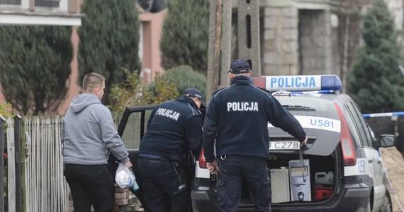 Matka i córka zamordowane w wielkopolskim Rogoźnie. Na miejscu podwójnego zabójstwa od wtorkowego wieczora policjanci zbierają ślady. Na miejscu jest też prokurator.