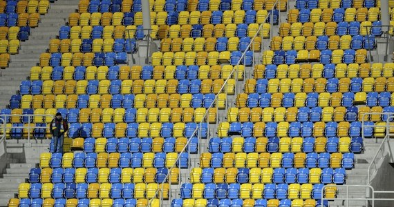 Około 20 tysięcy złotych wyniosły straty po meczu piłkarskiej I ligi Arki z Chojniczanką. Kibice gości zniszczyli prawie 200 krzesełek oraz zalali pomieszczenia gdyńskiego klubu. Policja zatrzymała do tej pory 18 osób, ale zamierza postawić zarzuty kolejnym kibicom.
