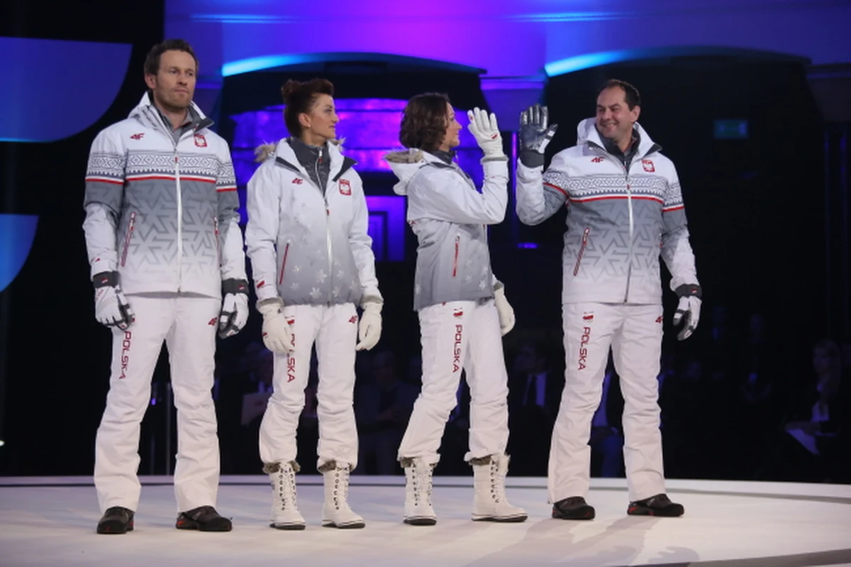 Biel, czerwień i szarość to dominujące kolory strojów, które nosić będą polscy sportowcy podczas zimowych igrzysk olimpijskich w Soczi. W skład kolekcji wchodzą trzy linie; jedną z nich podczas pokazu w Warszawie zaprezentowali znani zawodnicy. 