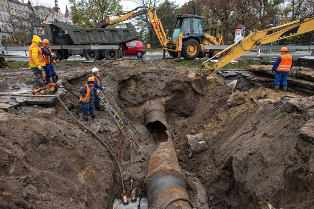 Tunel na placu Dominikańskim we Wrocławiu, w stronę mostu Grunwaldzkiego zamknięty będzie co najmniej do jutrzejszego wieczoru. Drugi dzień trwa usuwanie awarii po tym jak trzy metry pod ziemią pękła ogromna rura wchodząca w skład głównej magistrali Wrocławia.