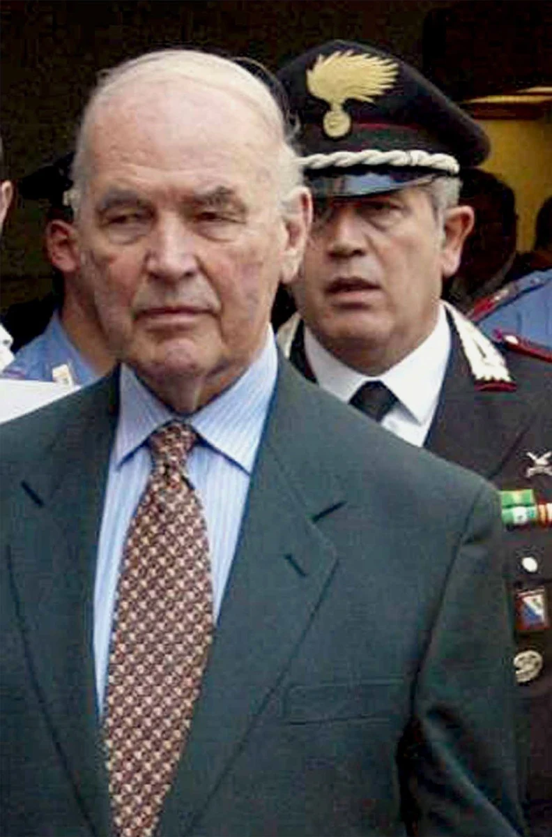 Hitlerowski zbrodniarz wojenny Erich Priebke, zmarły w październiku w Rzymie w wieku 100 lat, został pochowany anonimowo na więziennym cmentarzu we Włoszech - ustaliła "La Repubblica". Gazeta nie podała dokładnego miejsca pochówku.