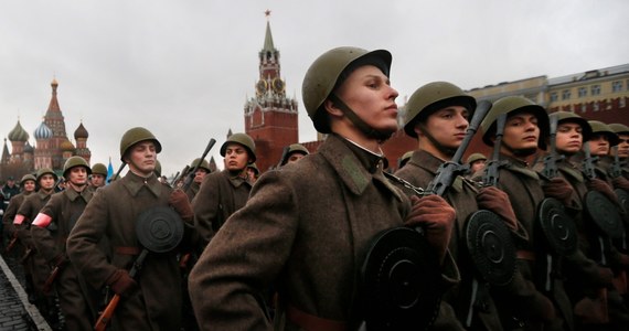 Wielka parada na Placu Czerwonym w Moskwie dla upamiętnienia defilady wojskowej z 7 listopada 1941 roku. Tamten przemarsz zorganizowano w rocznicę bolszewickiej rewolucji. Uczestnicy defilady po jej zakończeniu udali się na front, który przebiegał wówczas 30-70 km od Moskwy.  W tym roku przypada 96. rocznica bolszewickiego przewrotu w Rosji.