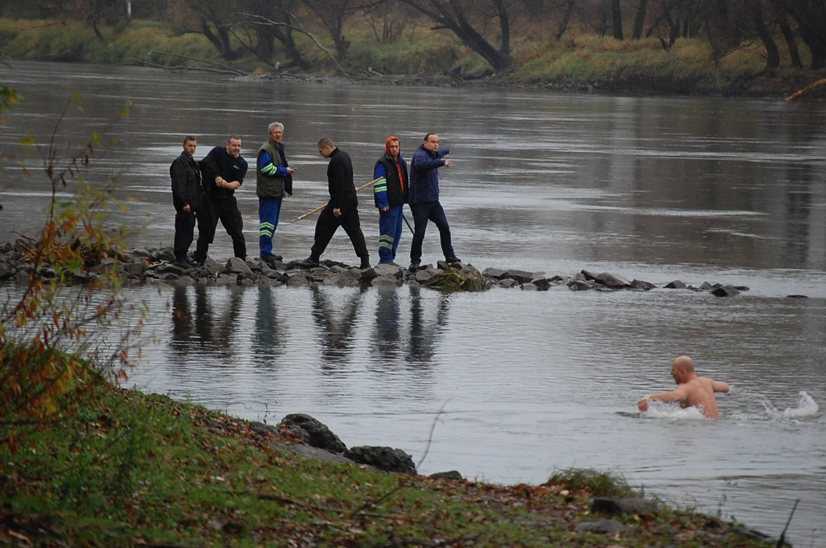 ​Policjanci z Głogowa uratowali 92-letniego mężczyznę topiącego się w Odrze. Nie czekając na wsparcie, jeden z funkcjonariuszy skoczył do wody i wyciągnął 92-latka. Informację o zdarzeniu otrzymaliśmy na Gorącą Linię RMF FM.