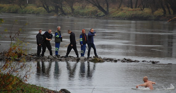 ​Policjanci z Głogowa uratowali 92-letniego mężczyznę topiącego się w Odrze. Nie czekając na wsparcie, jeden z funkcjonariuszy skoczył do wody i wyciągnął 92-latka. Informację o zdarzeniu otrzymaliśmy na Gorącą Linię RMF FM.