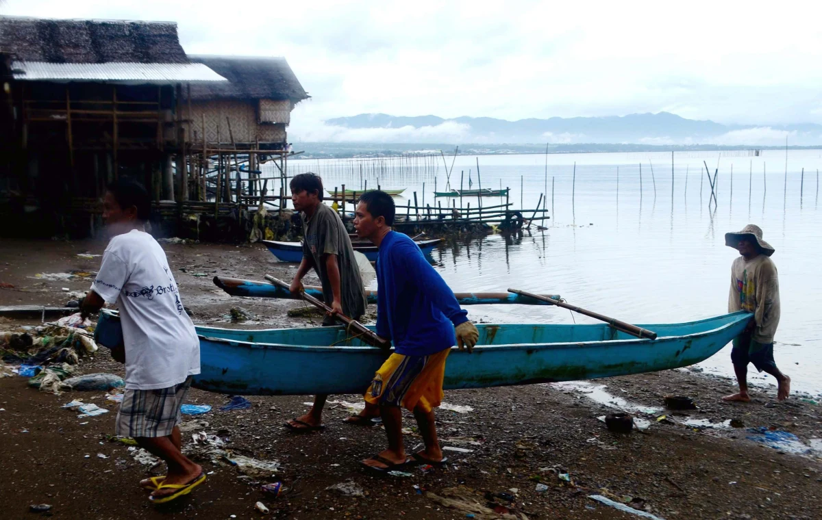 Nad Filipiny nadciąga tajfun Haiyan, najpotężniejszy, jaki powstał w tym roku na świecie. Prędkość wiatru przekracza w porywach 250 kilometrów na godzinę. Meteorolodzy przewidują, że Haiyan uderzy jutro we wschodnie wybrzeże wyspy Samar. 