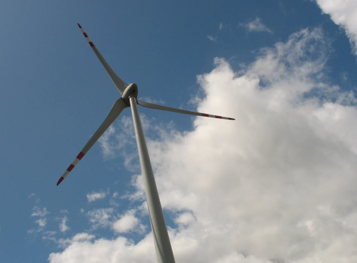 O jedna turbinę wiatrową za daleko. Brytyjskie media śmieją się z urządzenia, które stanęło przy biurach rządowych w walijskim mieście Aberystwyth. 