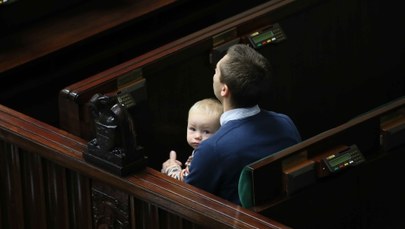 Głosowanie ws. referendum: Dzieci i transparenty w Sejmie