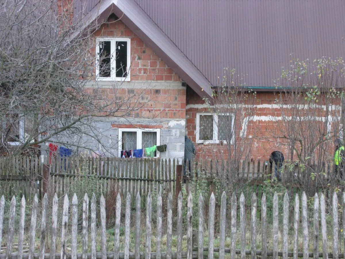 Nowosądecka prokuratura ma już wstępne wyniki sekcji zwłok ofiar rodzinnej tragedii z Zabrzeży koło Łącka w Małopolsce. Patolodzy u ojca rodziny stwierdzili urazy typowe dla powieszenia. Natomiast jego żona i 14-letni syn mieli rany zadane ostrym narzędziem i się wykrwawili. 