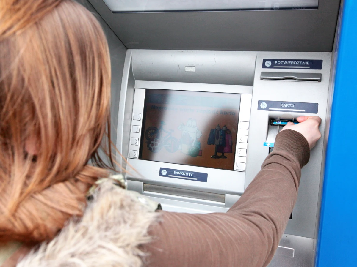 Awaria bankomatów banku PKO BP. „Padła sieć bankomatów i terminali PKO BP. Zdesperowani klienci banku stoją w kolejkach w bankach, żeby wybrać choć parę groszy na długi weekend” – naszą redakcję zasypały maile i SMS-y od słuchaczy, którzy alarmują na Gorącą Linię RMF FM o swoich problemach z pobraniem pieniędzy. 