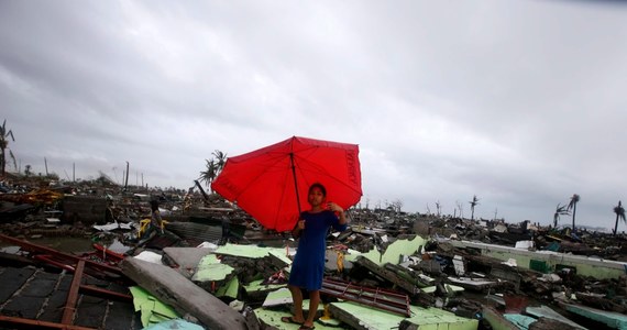 ​Co najmniej 10 tys. osób poniosło śmierć w prowincji Leyte, w środkowym rejonie Filipin, w rezultacie ataku tajfunu Haiyan - poinformowała w niedzielę policja. 