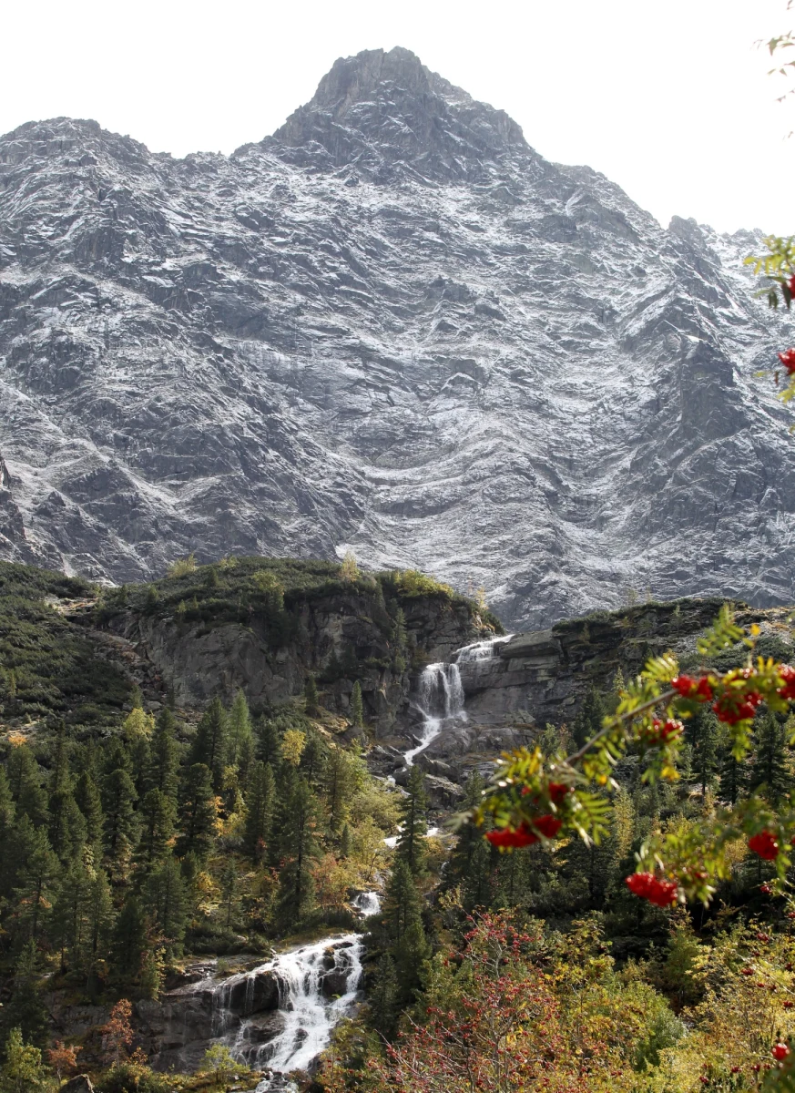 Ratownicy TOPR ostrzegają przed trudnym warunkami w Tatrach. W nocy wysoko w górach spadło 10 centymetrów śniegu.