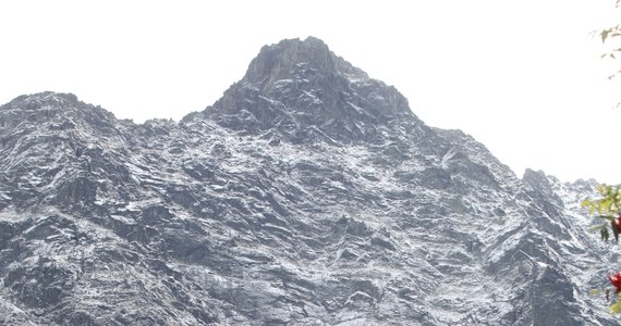 Ratownicy TOPR ostrzegają przed trudnym warunkami w Tatrach. W nocy wysoko w górach spadło 10 centymetrów śniegu.