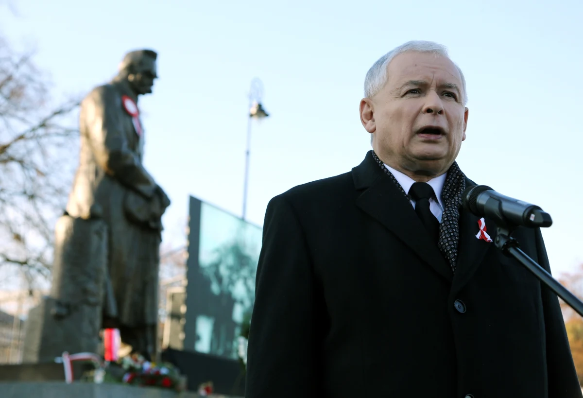 Jarosław Kaczyński w 95. rocznicę odzyskania przez Polskę niepodległości złożył kwiaty pod pomnikiem marszałka Józefa Piłsudskiego pod Belwederem. "Musimy świętować naszą niepodległość, ale także jej bronić i strzec " - powiedział prezes Prawa i Sprawiedliwości. Jak dodał są w naszym kraju siły, które polską niepodległość podważają. 