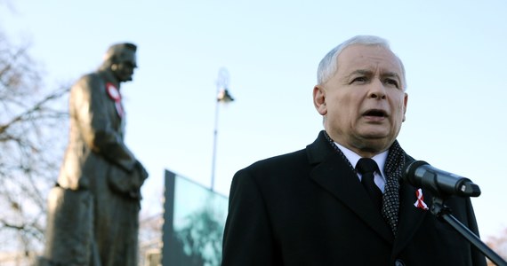Jarosław Kaczyński w 95. rocznicę odzyskania przez Polskę niepodległości złożył kwiaty pod pomnikiem marszałka Józefa Piłsudskiego pod Belwederem. "Musimy świętować naszą niepodległość, ale także jej bronić i strzec " - powiedział prezes Prawa i Sprawiedliwości. Jak dodał są w naszym kraju siły, które polską niepodległość podważają. 