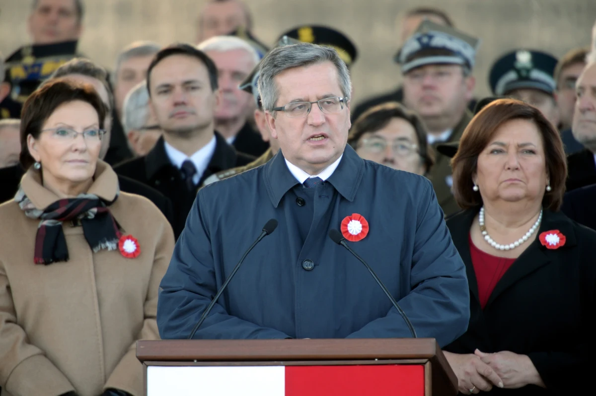 "W XX wieku Polska dwa razy odzyskiwała niepodległość - w 1918 i w 1989 roku" - powiedział Bronisław Komorowski podczas obchodów Święta Niepodległości przed Grobem Nieznanego Żołnierza w Warszawie. Prezydent podziękował za to, że "jak co roku 11 listopada oddajemy hołd bohaterom niepodległej Rzeczypospolitej". "Tym wszystkim, którzy na przestrzeni wieków walczyli o wolność Polski, tym, którzy budowali fundamenty suwerennego państwa" - podkreślił.