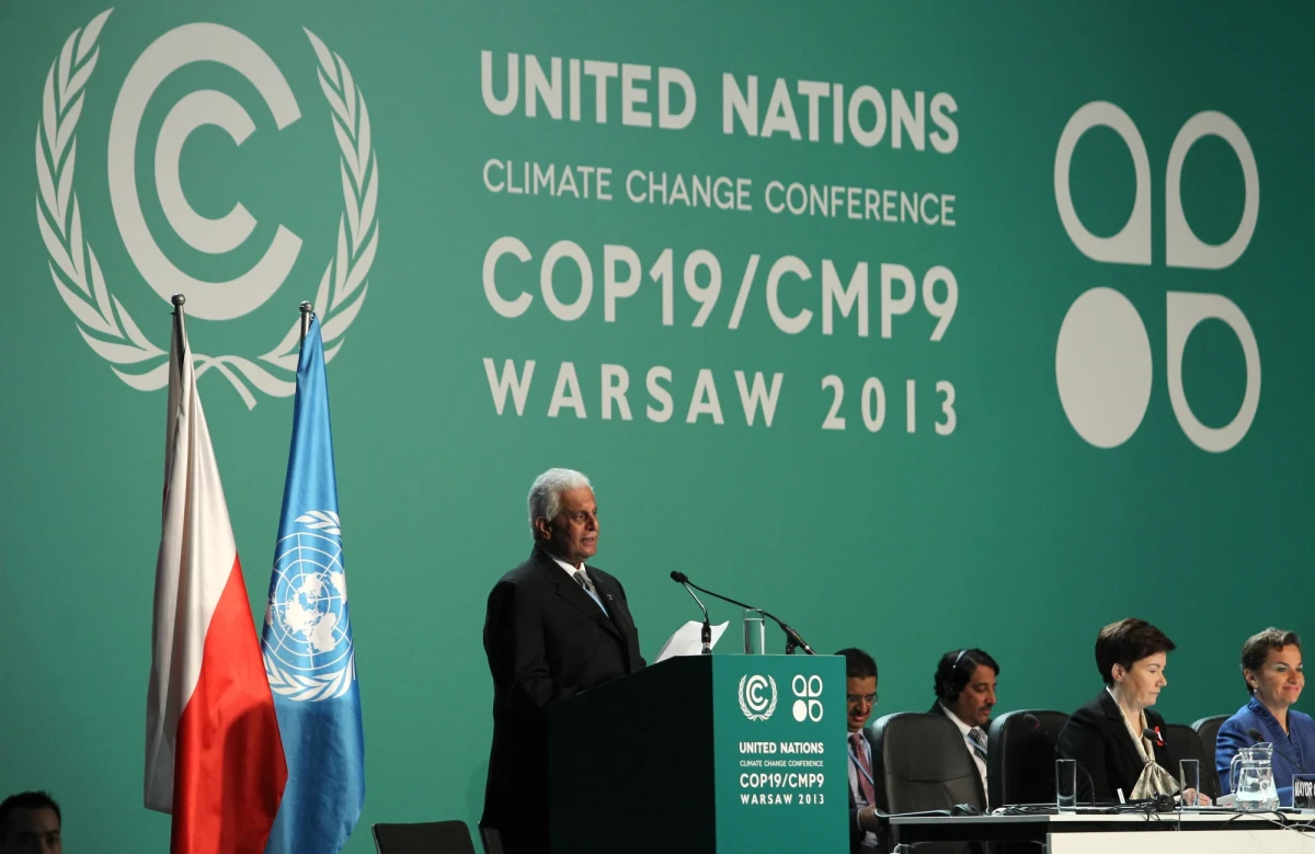 Minister środowiska Marcin Korolec przejął przewodnictwo nad światowym procesem negocjacji klimatycznych - w Warszawie oficjalnie rozpoczął się szczyt klimatyczny COP19; Polska będzie kierowała negocjacjami przez rok. Oficjalnego otwarcia dokonał Abdullah Bin Hamad al-Attiyah, który kierował całym procesem od ubiegłorocznej konferencji w Dausze.