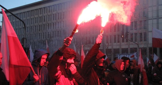 Po godz. 17 stołeczny ratusz poinformował o rozwiązaniu Marszu Niepodległości w Warszawie. Wcześniej, na ulicach, dochodziło do przepychanek i bijatyk m.in. z policją. Zatrzymano kilkadziesiąt osób, rannych zostało też dwóch funkcjonariuszy - informuje policja. Organizatorem marszu są Młodzież Wszechpolska oraz Obóz Narodowo-Radykalny. 