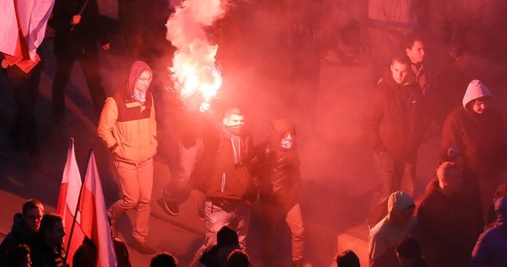 Po godz. 17 stołeczny ratusz poinformował o rozwiązaniu Marszu Niepodległości w Warszawie. Wcześniej, na ulicach, dochodziło do przepychanek i bijatyk m.in. z policją. Zatrzymano kilkadziesiąt osób, rannych zostało też dwóch funkcjonariuszy - informuje policja. Organizatorem marszu są Młodzież Wszechpolska oraz Obóz Narodowo-Radykalny.