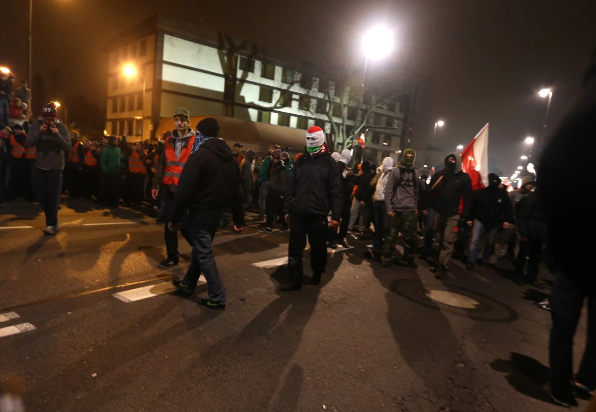Obchody Święta Niepodległości były niespokojne w stolicy. "Marsz Niepodległości", zorganizowany przez środowiska narodowe, został rozwiązany przez ratusz - na "wyraźne żądanie policji". W czasie manifestacji doszło do burd, rannych zostało pięciu policjantów. Policja zatrzymała również kilkunastu uczestników marszu.