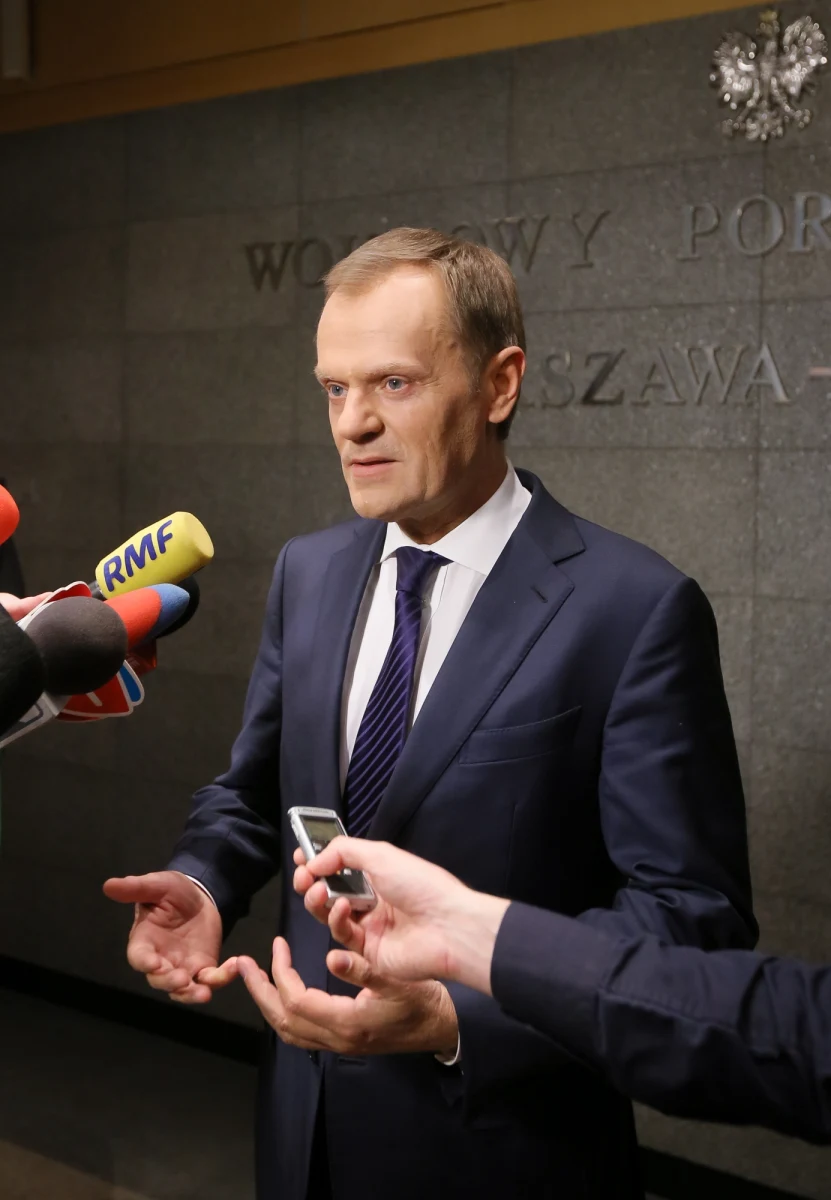 "Nie mamy możliwości cieszyć się z tego wieczora, ponieważ niektóre zdarzenia są dla Polski bardzo przykre" - mówił Donald Tusk na specjalnej konferencji związanej w związku z zamieszkami na Marszu Niepodległości w Warszawie. "Ci, którzy rujnują nasze święto aktami agresji i przemocy naprawdę zagrażają polskiej niepodległości. Każdy odpowiedzialny Polak, szczególnie ten, który sprawuje funkcje publiczne, powinien jednoznacznie powiedzieć, to, co myśli na ten temat" - dodał. 