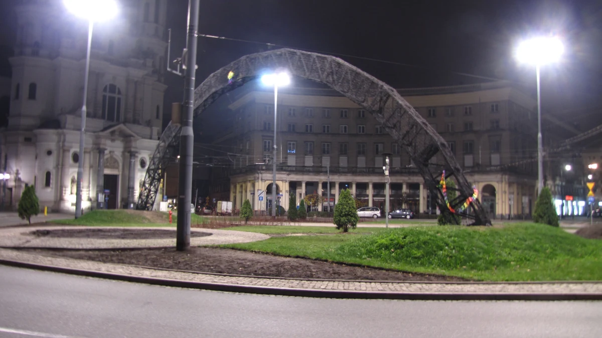 Powyrywane płyty chodnikowe na Placu Zbawiciela, Wilczej, ks. Skorupki, zniszczona budka strażnika przy Ambasadzie FR, powybijane szyby w samochodach - to bilans burd na ulicach Warszawy. We wtorek rano, większość miejsc, została już posprzątana. Po Marszu Niepodległości zatrzymano ponad 70 osób. Rannych zostało 12 funkcjonariuszy - informuje policja. 