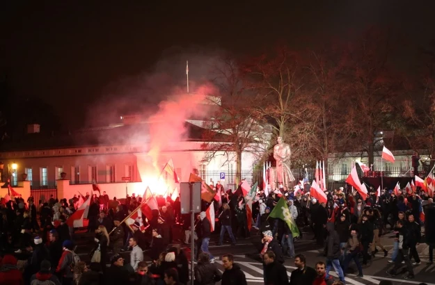 Uczestnicy Marszu Niepodległości pod Belwederem