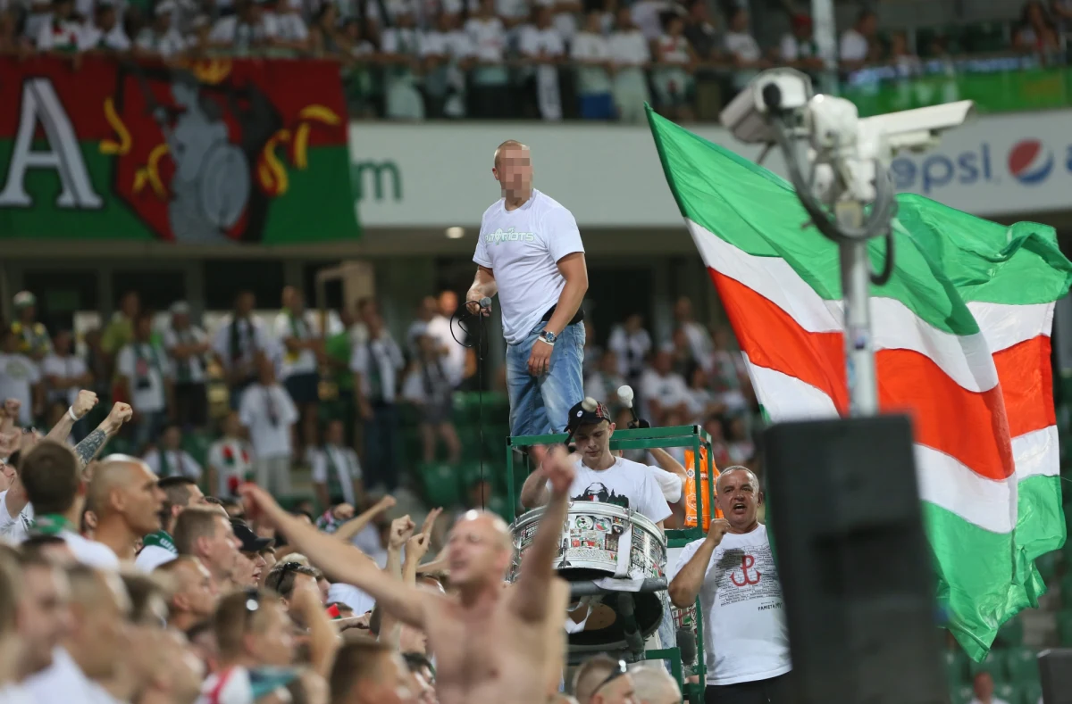 "Staruch", nieformalny przywódca pseudokibiców Legii Warszawa, może trafić za kratki nawet na dwa lata. Prokuratura w Wołominie wysłała do sądu akt oskarżenia przeciw niemu, bowiem nie zameldował się na policji w dniu meczu, choć miał taki obowiązek.