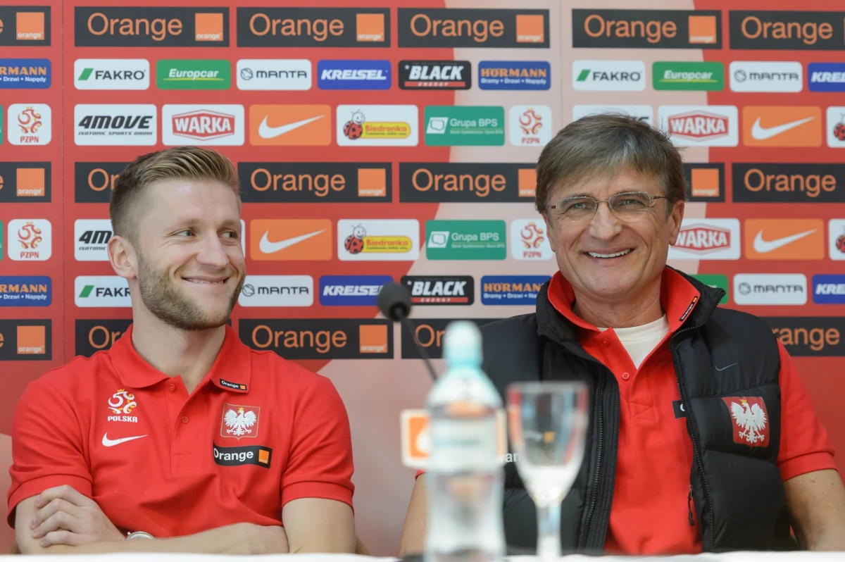 Nowy selekcjoner piłkarskiej reprezentacji Adam Nawałka postanowił, że kapitanem prowadzonej przez niego drużyny będzie zawodnik z największą liczbą występów w kadrze. Obecnie jest to Jakub Błaszczykowski. 