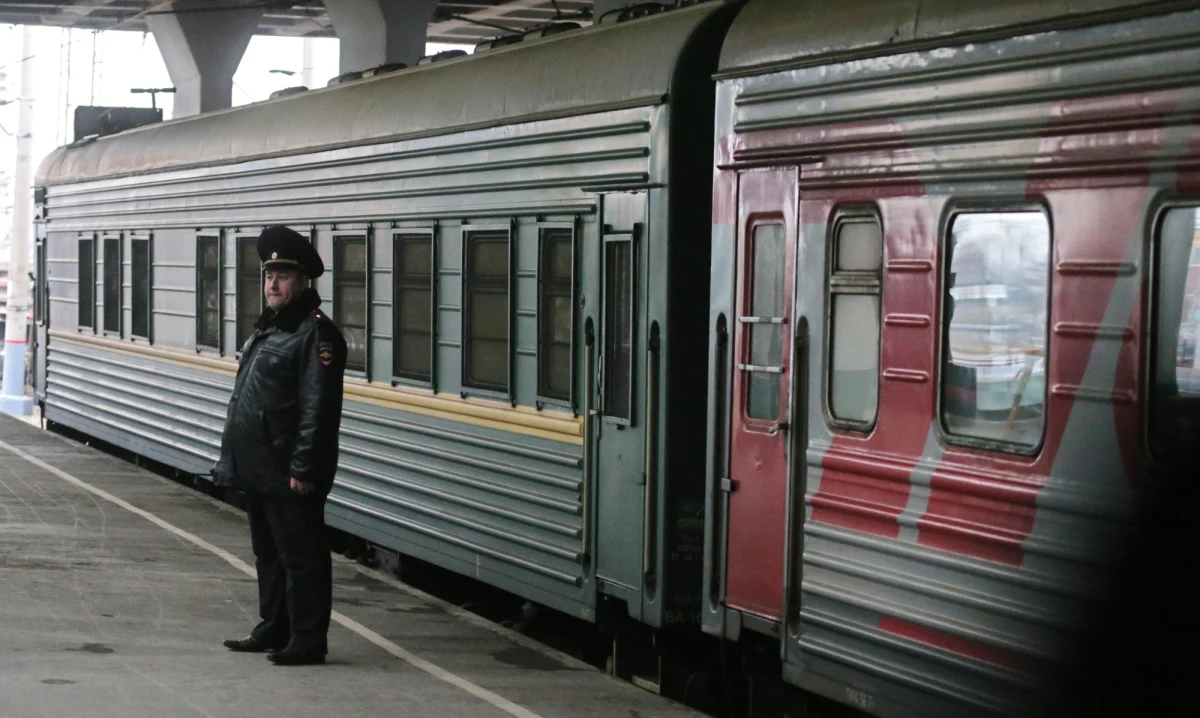Działacze międzynarodowej organizacji ekologicznej Greenpeace, aresztowani w Rosji po akcji protestacyjnej na Morzu Barentsa, są już w Petersburgu. Przewieziono ich pociągiem z Murmańska i rozwieziono po aresztach w mieście. 
