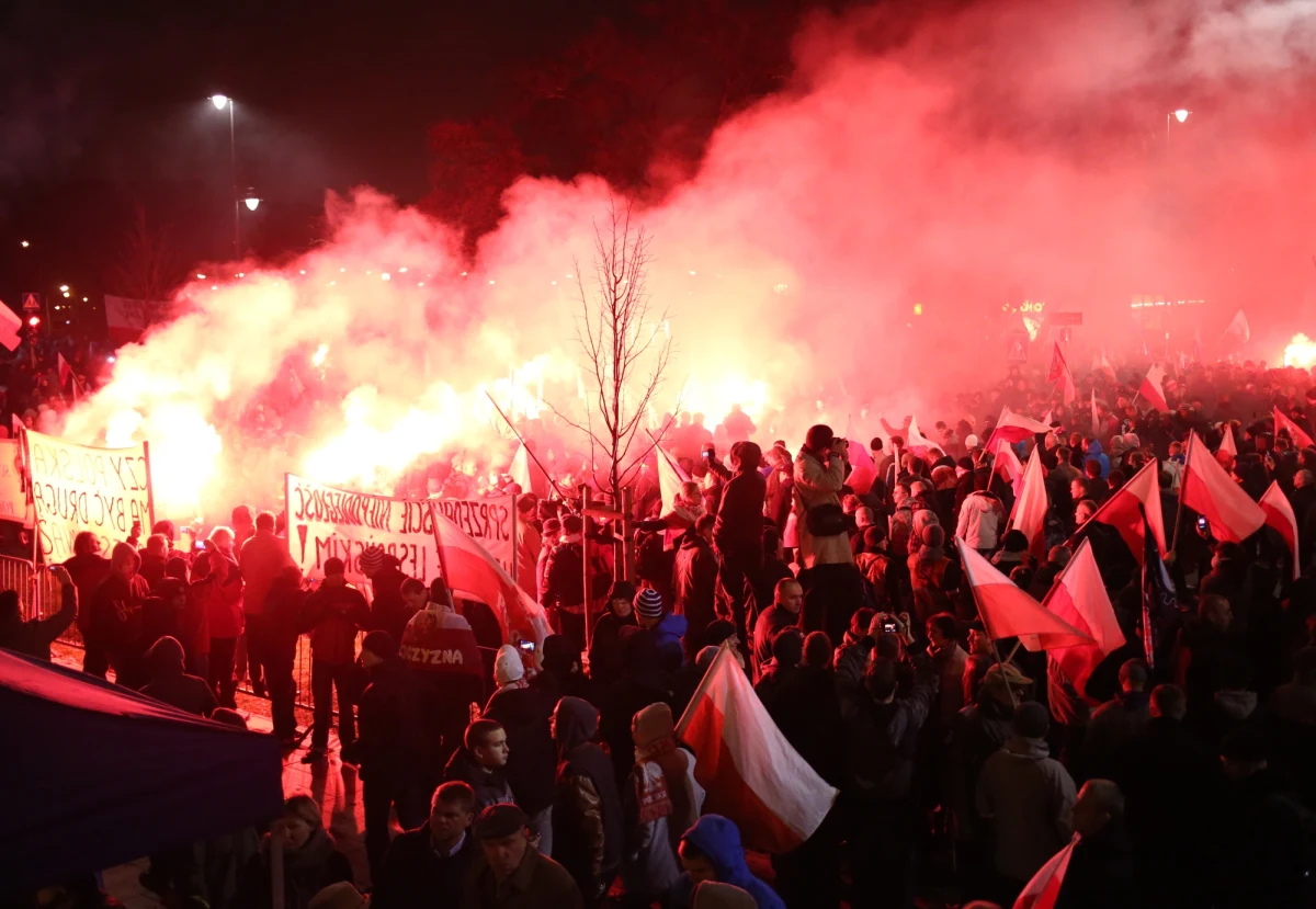 ​W warszawskim sądzie rejonowym zapadły pierwsze wyroki po zajściach, do jakich doszło na ulicach stolicy 11 listopada podczas "Marszu Niepodległości". Skazane zostały dwie osoby - jedną ukarano grzywną, drugą - ograniczeniem wolności.