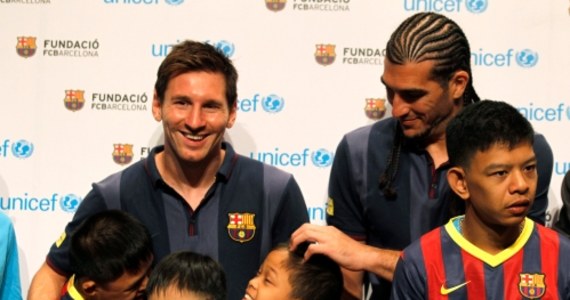 Barcelona przedłużyła obowiązującą do przyszłego roku umowę dotyczącą współpracy z UNICEF - poinformował występujący w hiszpańskiej ekstraklasie klub. Logo organizacji humanitarnej pozostanie na koszulkach piłkarzy "Dumy Katalonii" do 2016 roku.