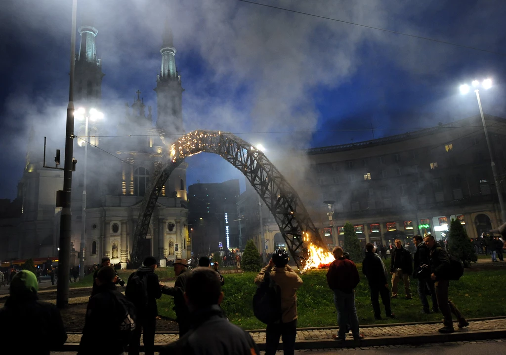 Spalona instalacja "Tęcza" na placu Zbawiciela w Warszawie