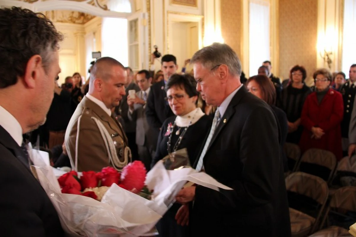 "Michael jest jak mój brat. Jego rodzice przytulili mnie jak syna" – mówi korespondentowi RMF FM Pawłowi Żuchowskiemu ppor. Karol Cierpica, żołnierz, któremu amerykański wojskowy uratował życie podczas ataku na bazę w Ghazni w Afganistanie. Michael Ollis zmarł w wyniku odniesionych obrażeń. Wczoraj w Konsulacie RP w Nowym Jorku jego rodzina odebrała polskie odznaczenia. Doszło też do pierwszego spotkania polskiego żołnierza z rodziną Ollisa.