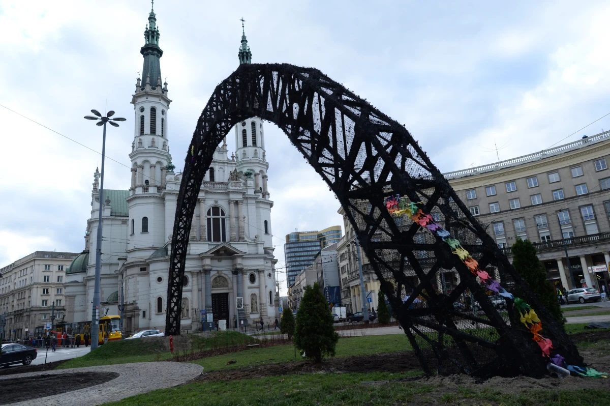 Warszawiacy oburzeni spaleniem "Tęczy" na placu Zbawiciela dają temu wyraz, organizując rożnego rodzaju akcje na rzecz odbudowy instalacji. Np. w najbliższy piątek chcą się spotkać pod resztkami "Tęczy", żeby się całować; zachęcają też do dekorowania metalowej konstrukcji kwiatami.