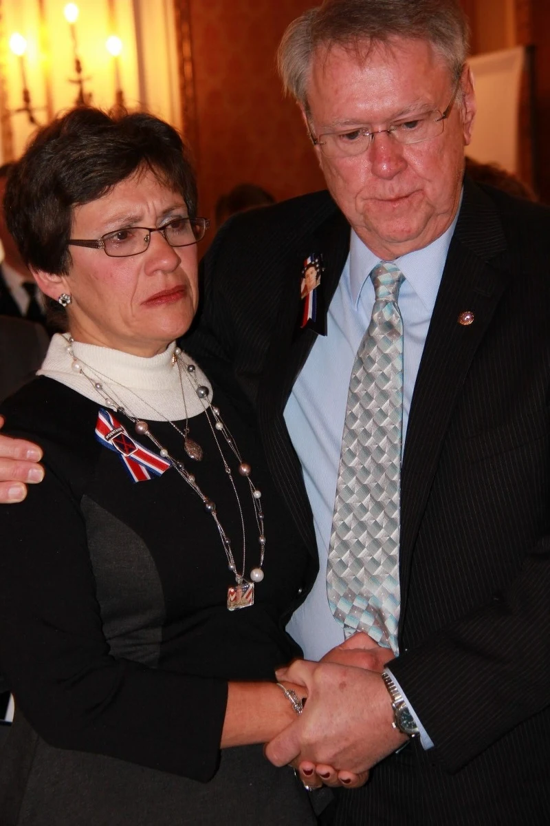 "Michael urodził się, by być żołnierzem" - mówiła siostra Michaela Ollisa - żołnierza, który zmarł w wyniku odniesionych obrażeń w Afganistanie. Doznał ich podczas ratowania życia polskiemu wojskowemu. Wczoraj w Konsulacie RP w Nowym Jorku jego rodzina odebrała polskie odznaczenia. Doszło też do pierwszego spotkania polskiego żołnierza z rodziną Ollisa. Z matką, ojcem i siostrami bohatera rozmawiał Paweł Żuchowski.