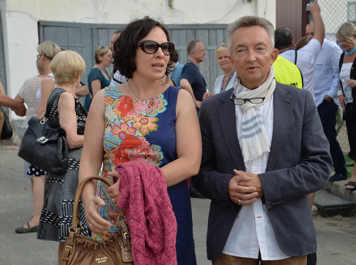 Jak bardzo można zmienić ludzką twarz? Waldemar Pokromski twierdzi, że nie do poznania. Legendarny charakteryzator od lat współpracuje z największymi - Spielbergiem, Polańskim, Sokurowem. Zaprasza go na plan Michael Haneke, z Tomem Tykwerem zrobił "Pachnidło". Zawdzięczamy mu również wiele niezwykłych charakteryzacji i efektów specjalnych w polskim kinie, m.in. w "Zemście", "Katyniu" czy "Wałęsie. Człowieku z nadziei". 