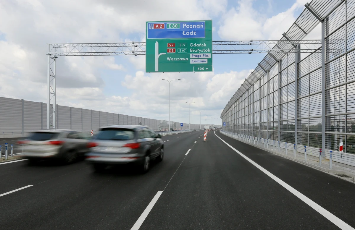 Jak wygląda rzeczywistość na polskich drogach? Można powiedzieć: prawo sobie, znaki sobie, a kierowcy sobie... Komu służą znaki drogowe? Kierowcom czy urzędnikom? Czy ludzkie życie jest warte mniej niż pieniądze z mandatów?