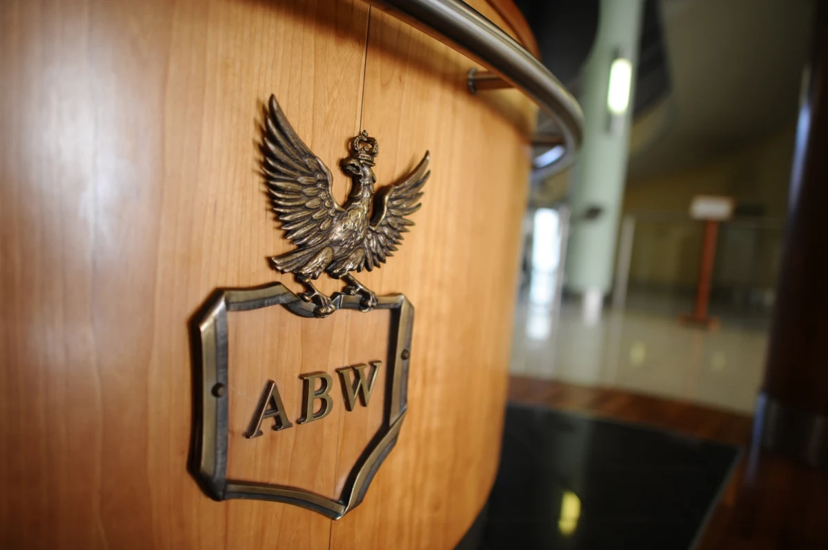 Agenci Agencji Bezpieczeństwa Wewnętrznego w Katowicach rozbili gang zajmujący się wyłudzeniami VAT-u i praniem brudnych pieniędzy. Z tego tytułu Skarb Państwa stracił ponad 4 mln złotych. ABW zatrzymało łącznie 21 osób.  