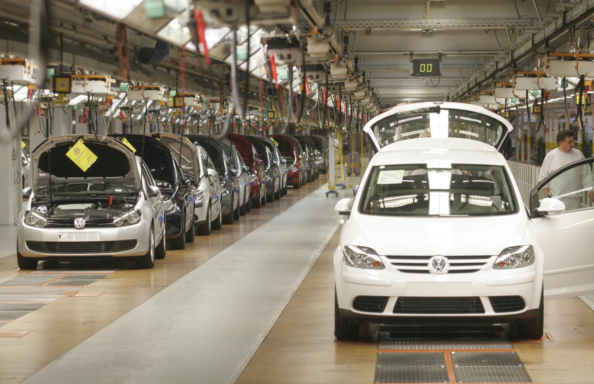 Volkswagen zapowiedział naprawy 2,6 miliona pojazdów. Jak podkreśla agencja dpa, jest to więcej niż wyniosła sprzedaż grupy Volkswagena w pierwszym kwartale br. Problemy występują w pojazdach najlepiej sprzedających się marek tej grupy.