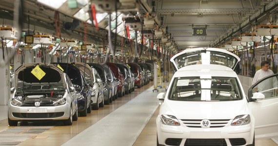 Volkswagen zapowiedział naprawy 2,6 miliona pojazdów. Jak podkreśla agencja dpa, jest to więcej niż wyniosła sprzedaż grupy Volkswagena w pierwszym kwartale br. Problemy występują w pojazdach najlepiej sprzedających się marek tej grupy.