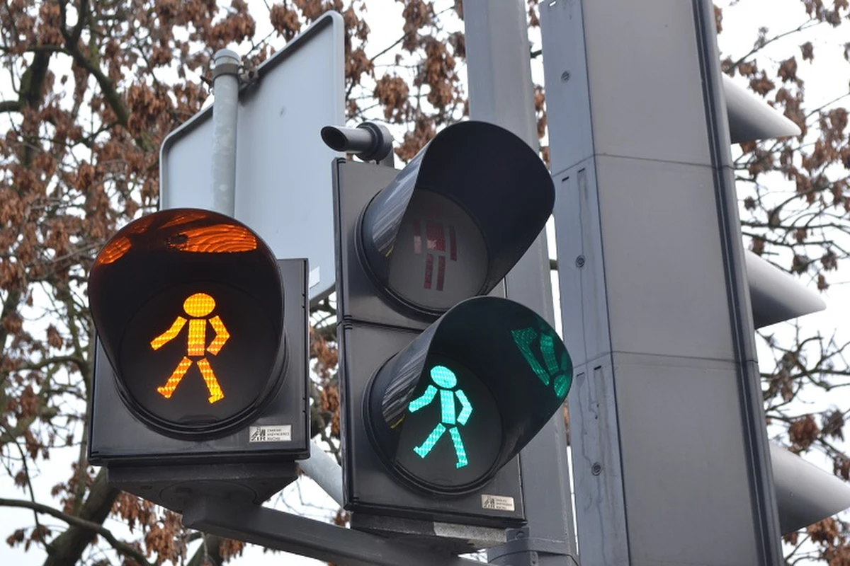 Niewidomi z Bydgoszczy mają ogromny problem – sygnalizacje dźwiękowe na wielu przejściach dla pieszych w mieście nie działają lub są zbyt ciche, by je usłyszeć, gdy obok pędzą samochody. Taka sytuacja mocno utrudnia poruszanie się mieszkańcom z dysfunkcjami wzroku – poprosili więc oni RMF FM o interwencję w tej sprawie.