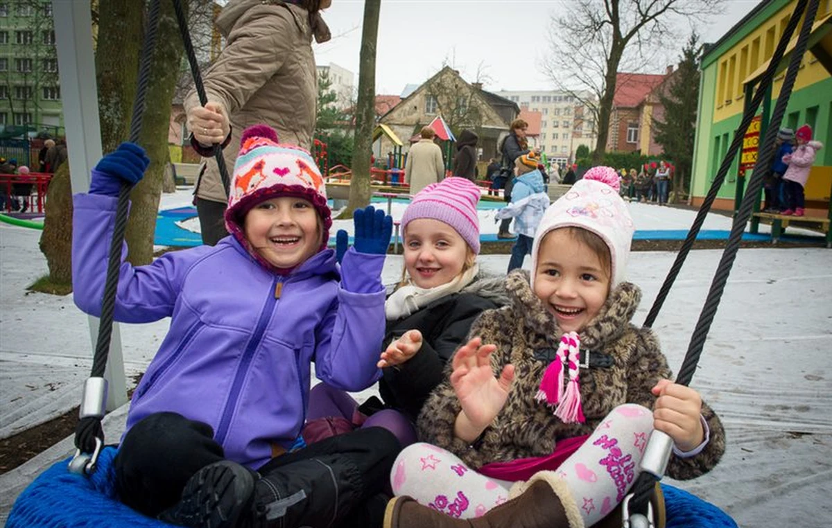 W Białymstoku otwarto pierwszy w Polsce, a drugi w Europie plac zabaw, na którym wspólnie mogą bawić się dzieci niepełnosprawne z pełnosprawnymi. 