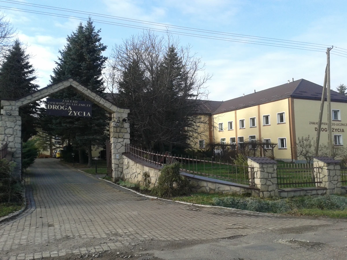 12 milionów złotych bezprawnie trafiło z Narodowego Funduszu Zdrowia na konto lecznicy "droga Życia" w Smoligowie w okolicach Hrubieszowa na Lubelszczyźnie. To jedno z największych ujawnionych tego typu wyłudzeń. Policjanci zatrzymali w sprawie 23 osoby - właściciela zakładu, lekarzy i pielęgniarki. 