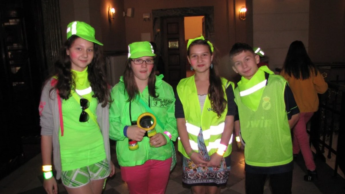 Pięć razy lepiej widoczny o zmierzchu na drodze jest pieszy, który ma na sobie odblaski. Odbijające światło elementy mogą uratować życie. I już wkrótce będą obowiązkowe dla osób spacerujących poza obszarem zabudowanym. 