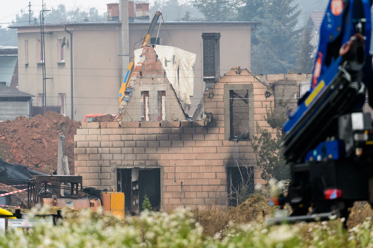 Osiem z trzynastu rodzin poszkodowanych w wyniku wycieku gazu i pożaru w Jankowie Przygodzkim już otrzymało zasiłki celowe w wysokości 6 tys. zł. Wypłacane są kolejne. Część mieszkańców jeszcze dziś będzie mogła wrócić do swoich domów.