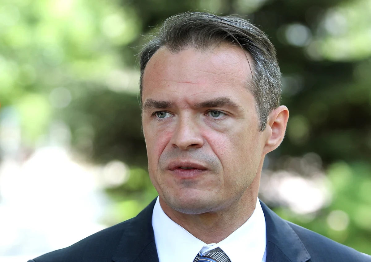 Były już minister transport Sławomir Nowak zapowiedział, że zrzeknie się immunitetu poselskiego. "Nie zamierzam kryć się za immunitetem poselskim, zrzeknę się go natychmiast, gdy wystąpi o to prokuratura" - zapowiedział. „Uważam, że istnieją dowody, które stanowią dość poważne argumenty za tym, żeby ten wniosek podpisać” – mówił dziś prokurator generalny Andrzej Seremet Gość Krzysztofa Ziemca w RMF FM. W piątek Nowak podał się do dymisji. Według śledczych, świadomie nie wpisał w oświadczeniach majątkowych drogiego zegarka.