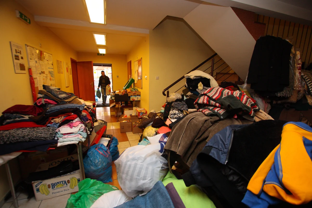 Odzież, żywność, środki czystości, ale także usługi budowlane - taka pomoc napływa przez cały czas do Jankowa Przygodzkiego w Wielkopolsce, które w czwartek ucierpiało wskutek wycieku gazu i pożaru. Zginęły dwie osoby, 13 - w tym troje dzieci - trafiło do szpitala. Zniszczeniu uległo kilkanaście budynków mieszkalnych i gospodarskich. Sześć obiektów, w tym dwa domy, trzeba będzie rozebrać.