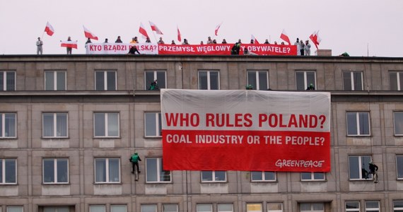 Aktywiście Greenpeace’u weszli na gmach Ministerstwa Gospodarki w Warszawie. Jest ich 47. To nie tylko Polscy, jest wśród nich wielu cudzoziemców. Stojąc już na dachu budynku, rozwiesili transparent na elewacji. "Kto rządzi Polską?" - to jedno z haseł. Po dwóch godzinach ekolodzy zwinęli transparent. To ich protest przeciwko rozpoczynającemu się dziś Szczytowi Węgla i Klimatu.